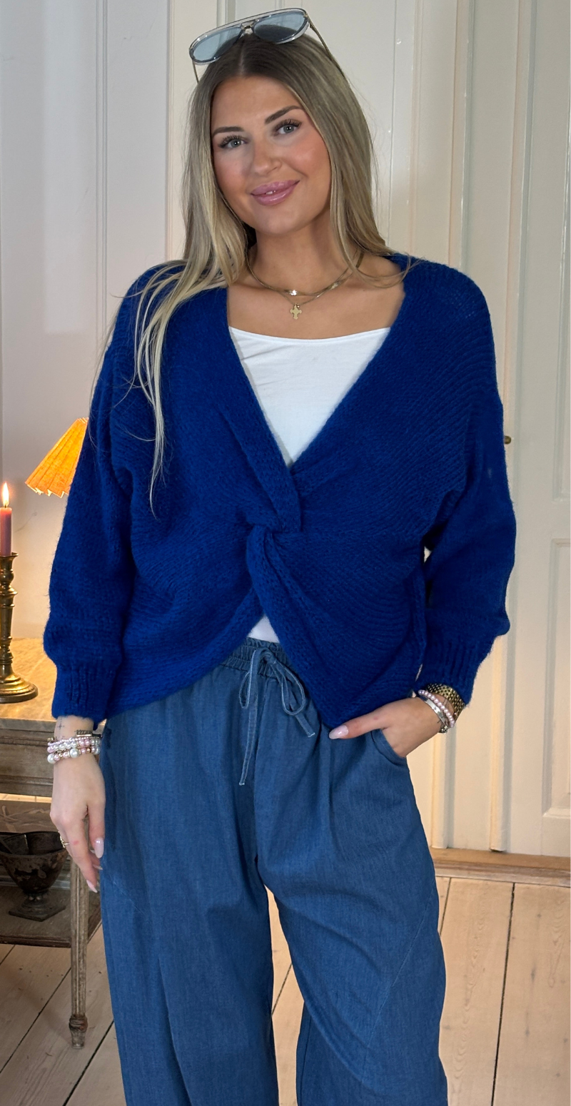 Zinka strik med lange ærmer og knude foran royal blue LikeLondon