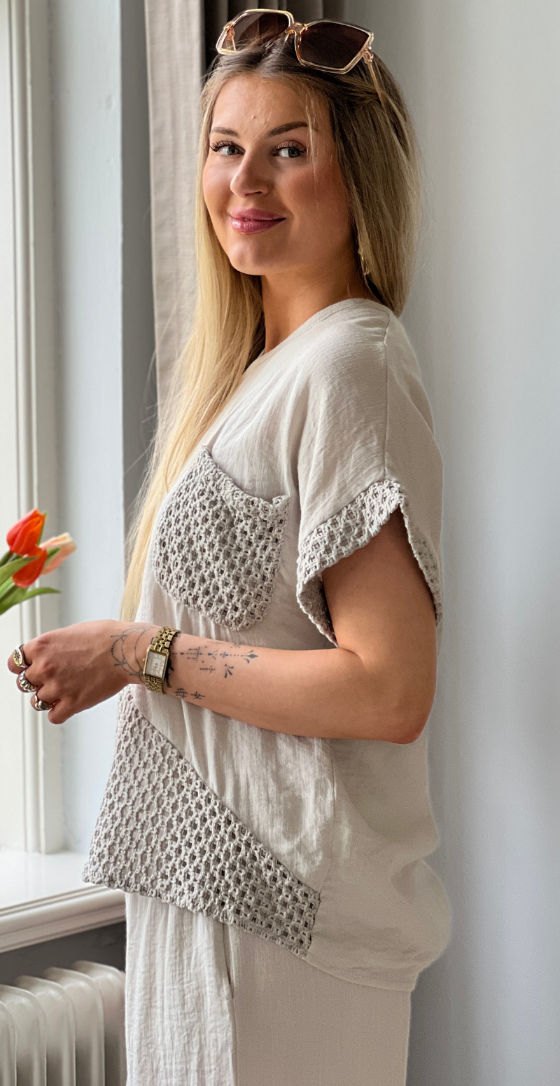 Gladys bluse med kort ærme og hæklede detaljer beige LikeLondon