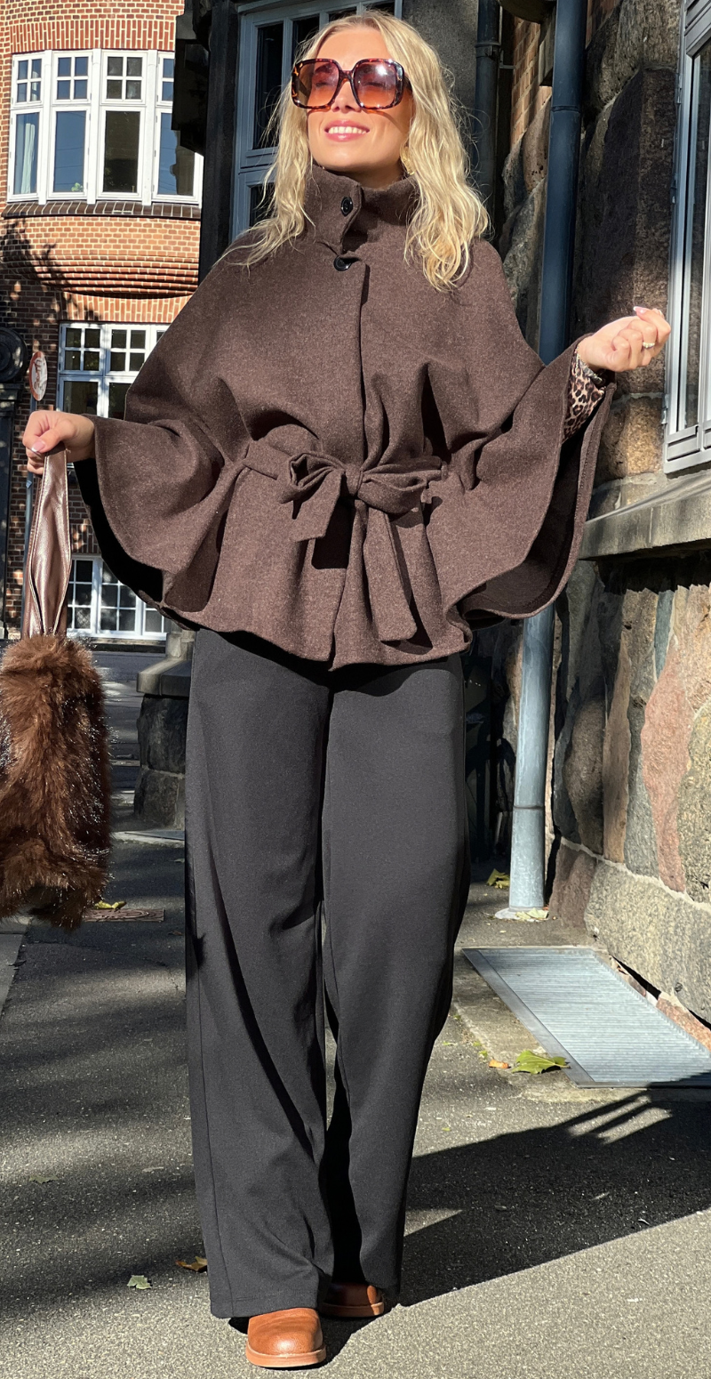 Antonella poncho med bindebånd brun LikeLondon