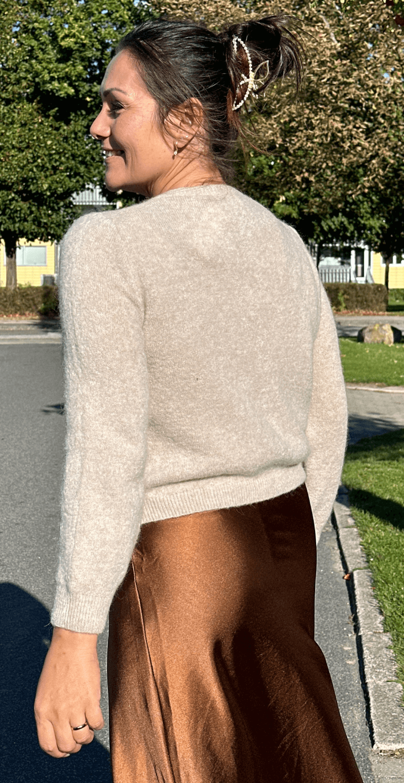 Celeste uld cardigan med perlemorsknapper sand LikeLondon By Christina