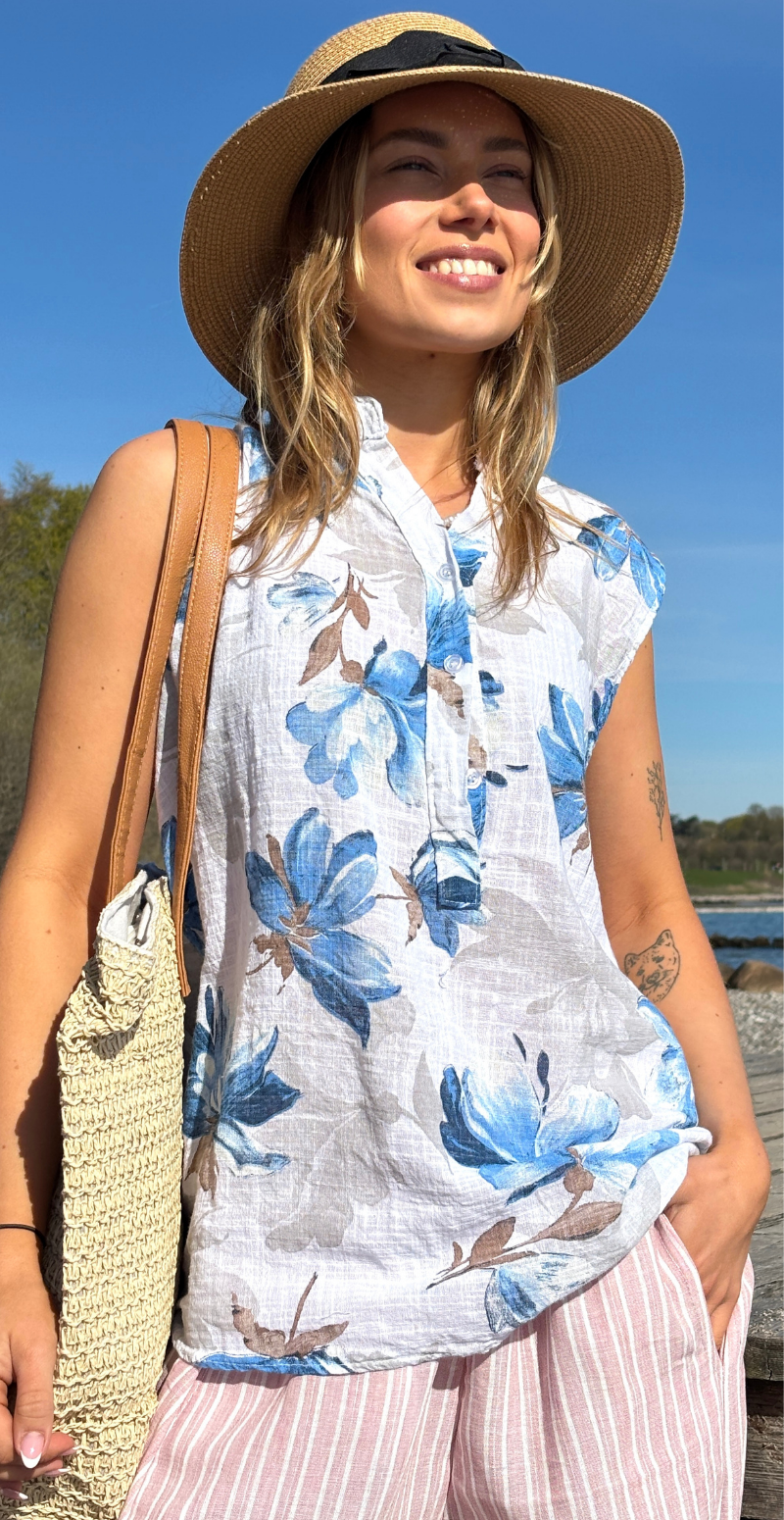 Forudbestil uge 22 Dorota top med knapstolpe og store blomster hvid LikeLondon