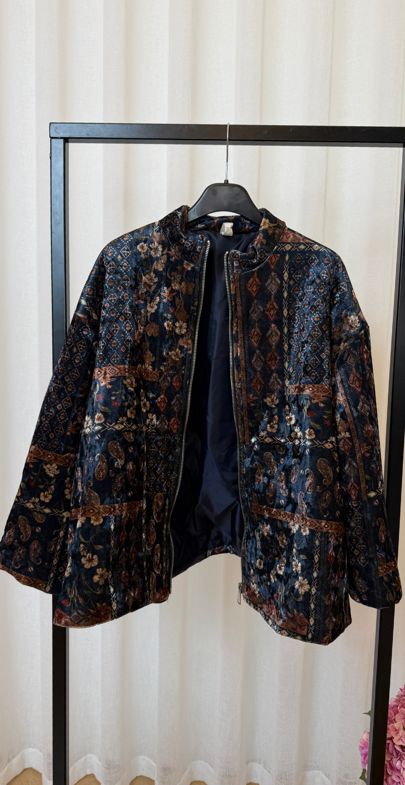 Sibylle jakke i velour med lynlås og blomsterprint navy LikeLondon