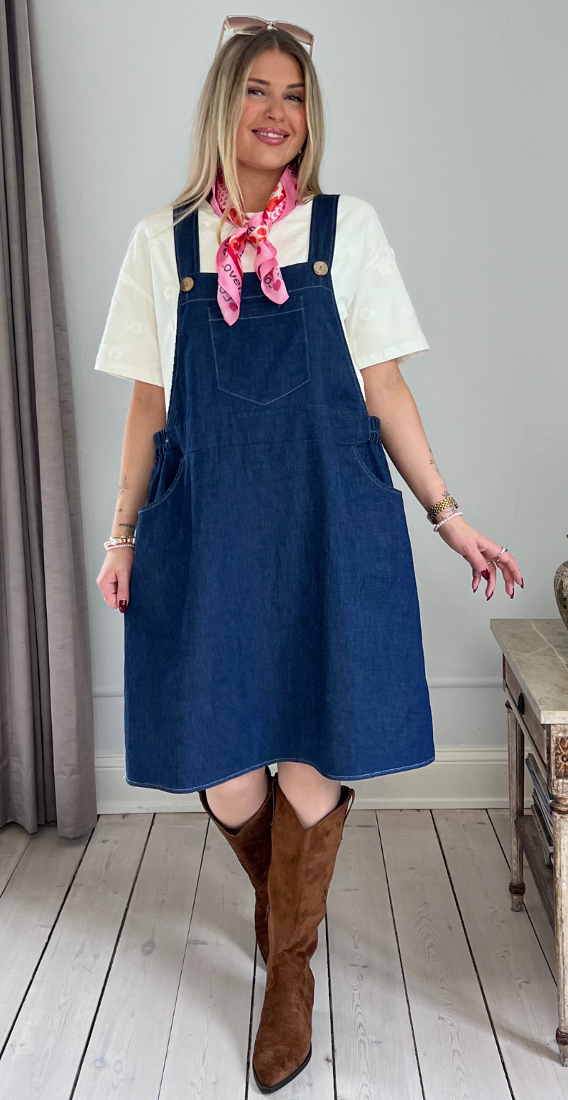 Amber kort denimspencer med træknapper og lomme foran dark jeans LikeLondon