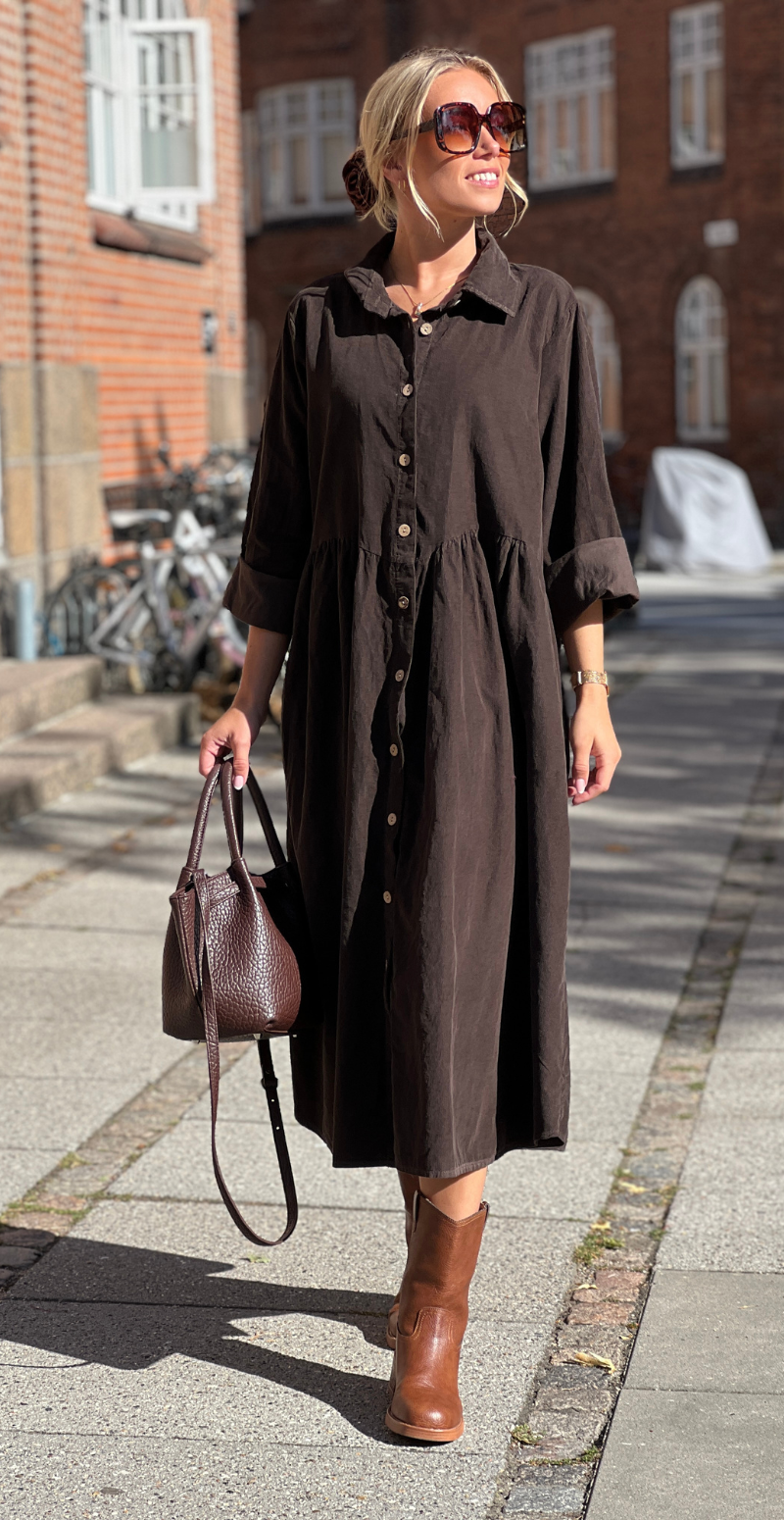 Benedikte fløjlskjole med rynker og knapper brun LikeLondon