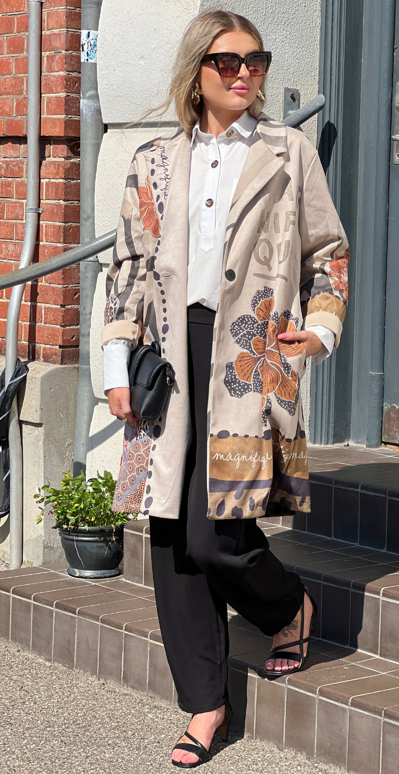 Katie jakke med store blomster manifique khaki LikeLondon