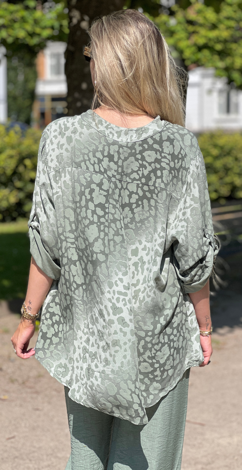 Karla bluse med leopardprint og pailletdetaljer khaki LikeLondon