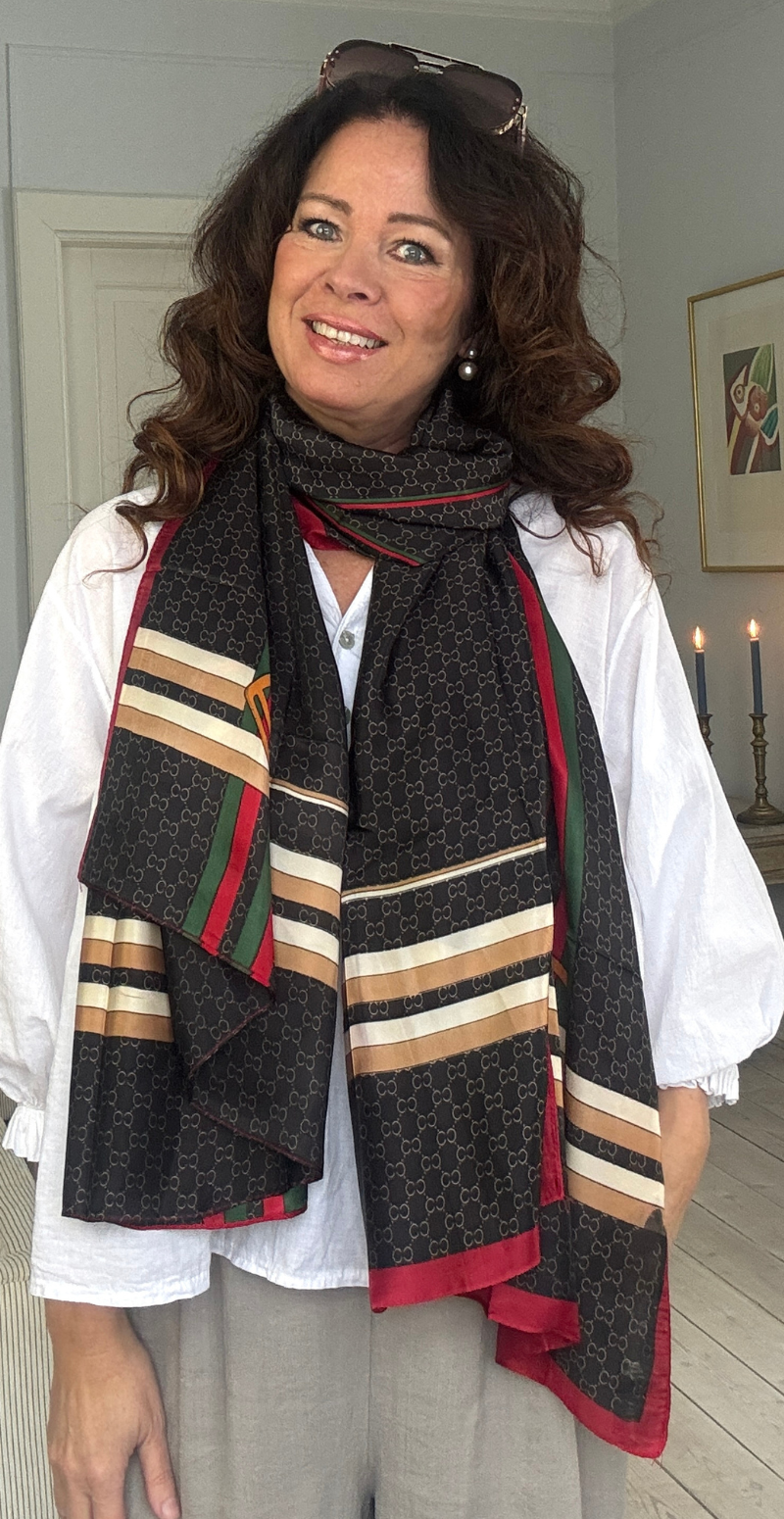 Silketørklæde med cc print og spænder sort LikeLondon