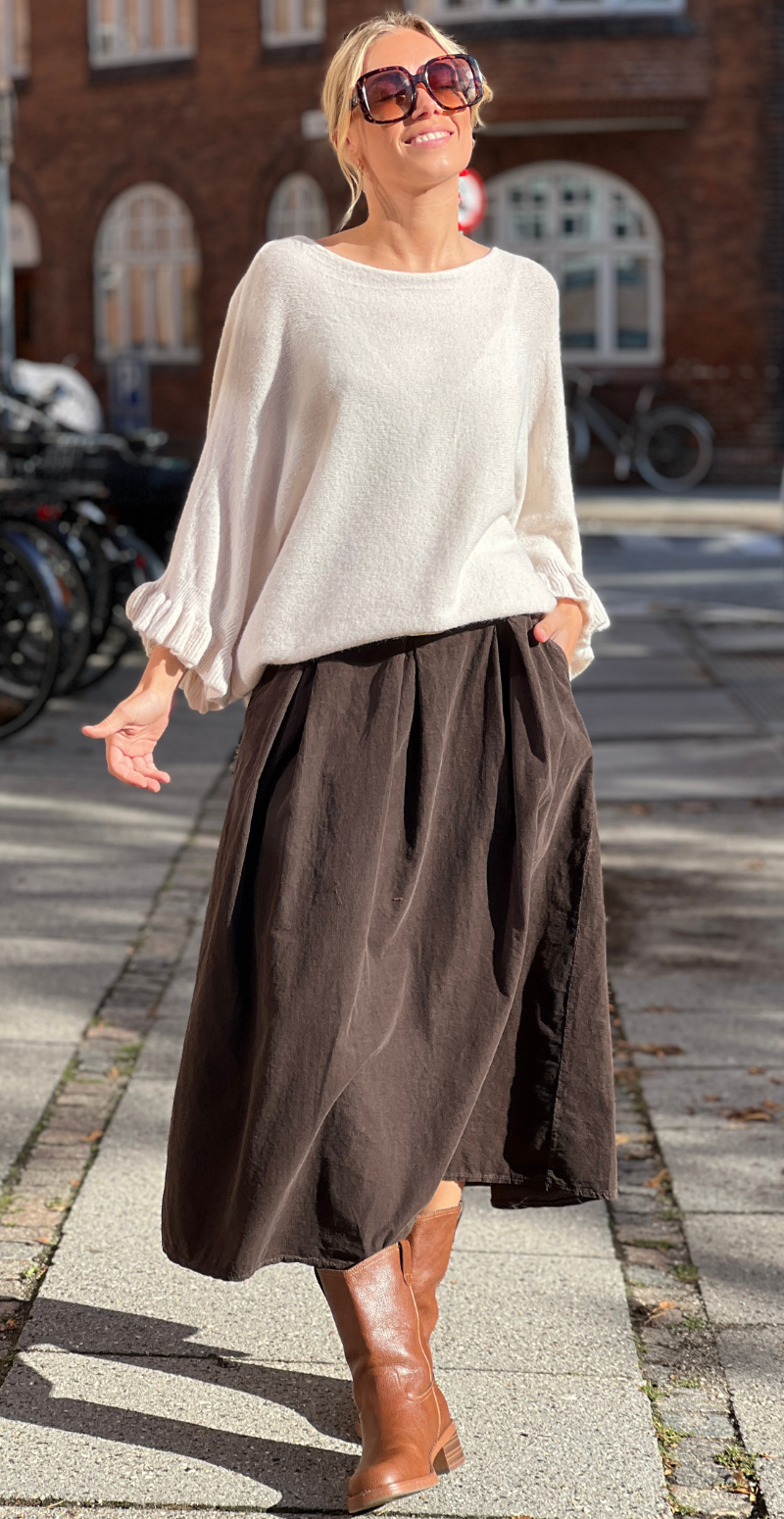 Louise strikbluse i baby alpaca med flæsedetaljer og 3/4 ærmer beige LikeLondon