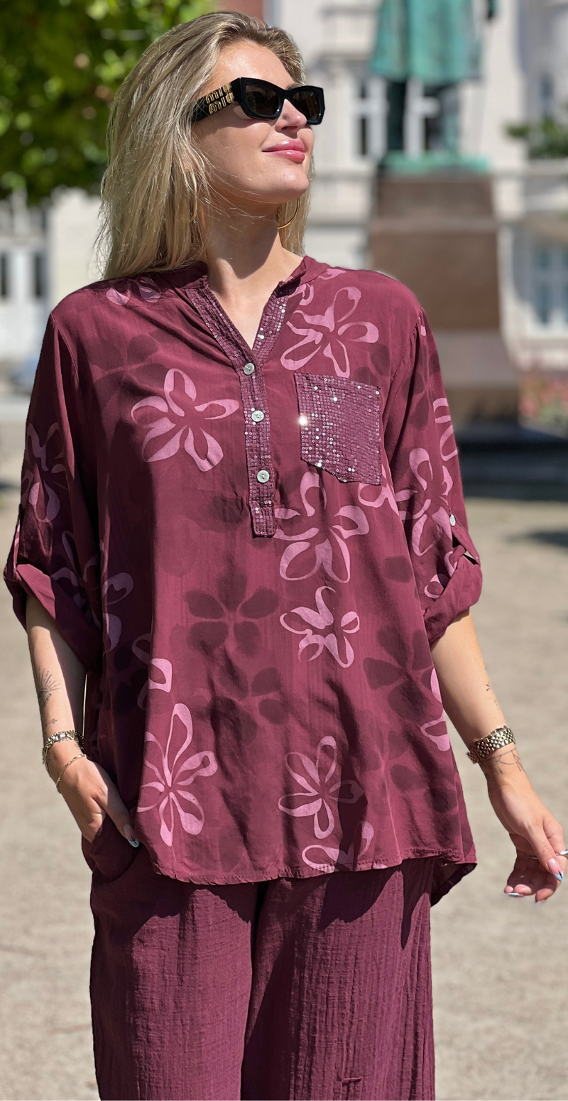 Karla bluse med blomsterprint og pailletdetaljer bordeaux LikeLondon