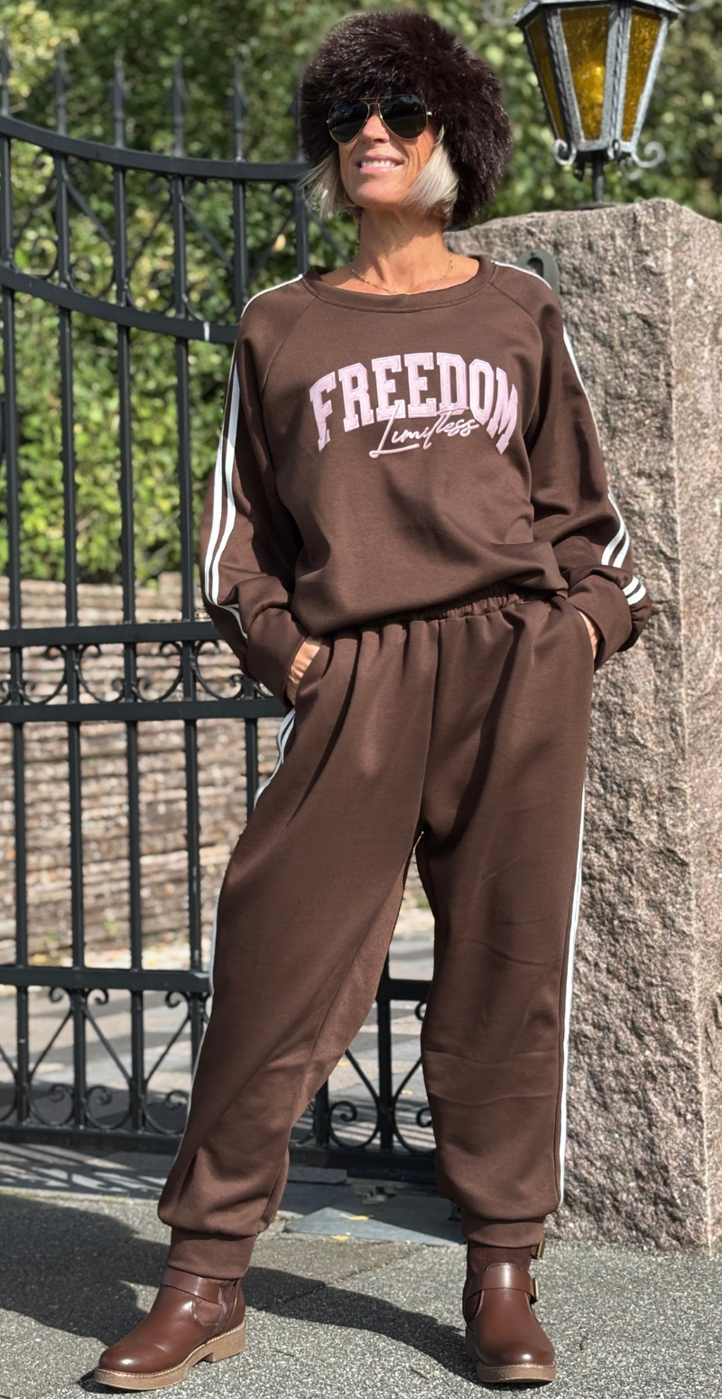 Noella sæt bluse og bukser med striber i siden og "freedom" brun LikeLondon