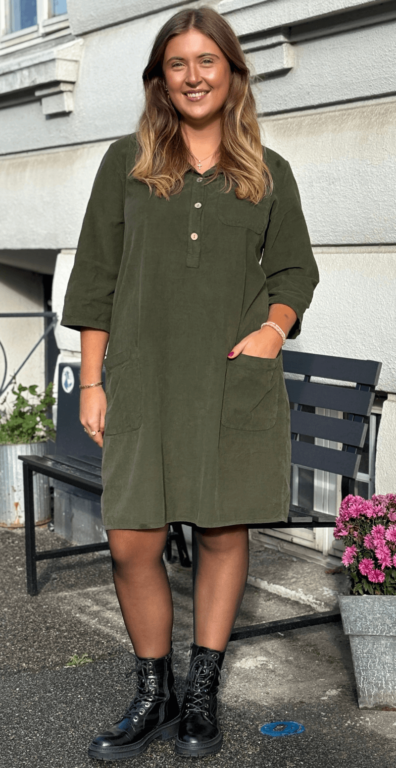 Patty kjole i fløjl med lommer military LikeLondon