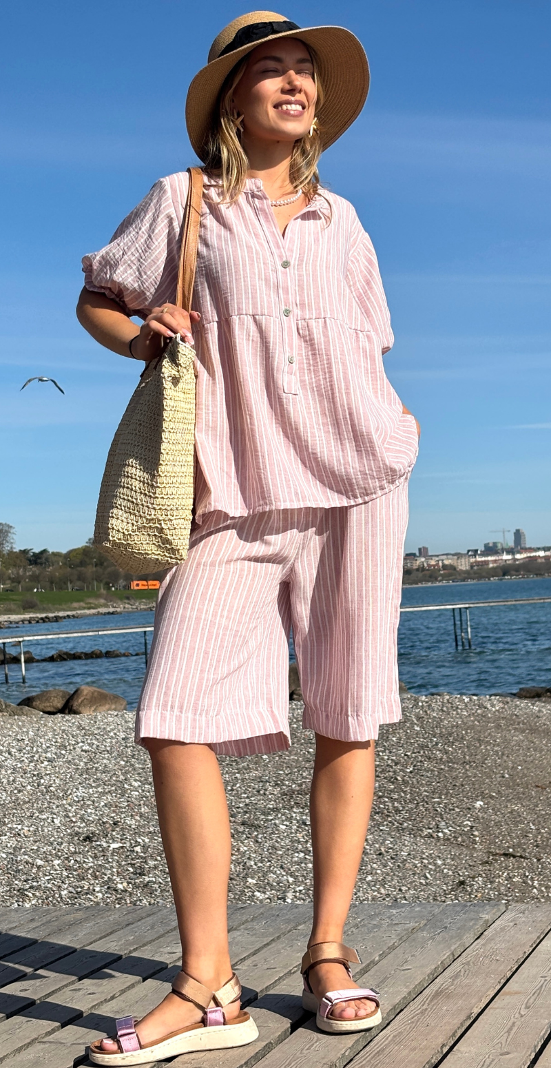 Merle stribet bluse med pufærmer og stolpelukning rosa LikeLondon