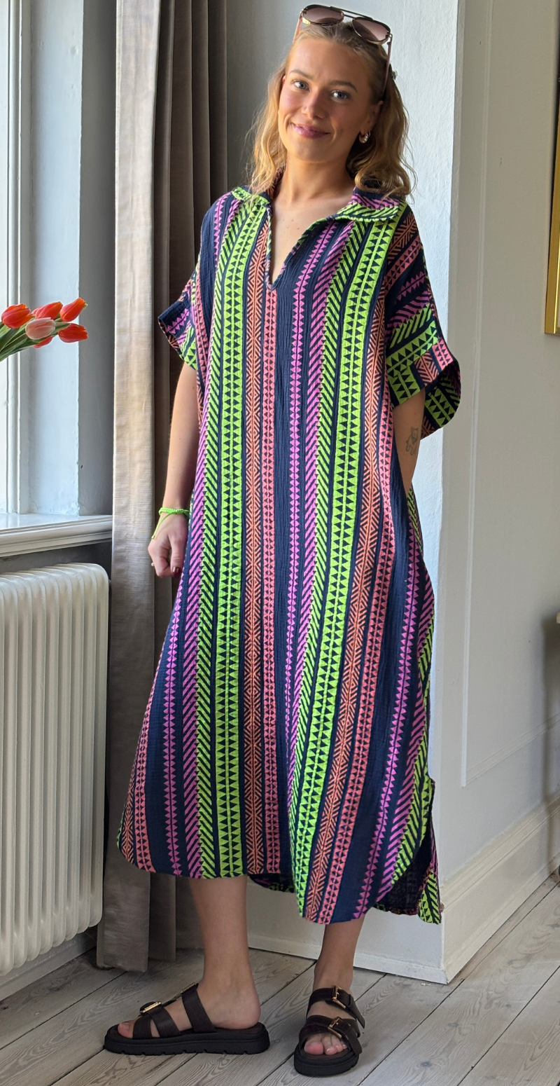 Flora lang kjole i musselin med grafisk mønster navy LikeLondon