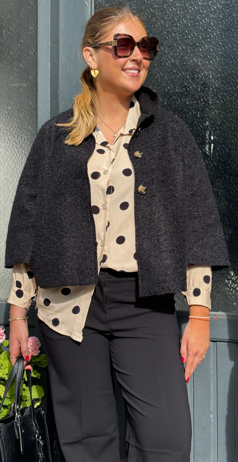 Ulrika kort jakke med vidde og knapper sort LikeLondon
