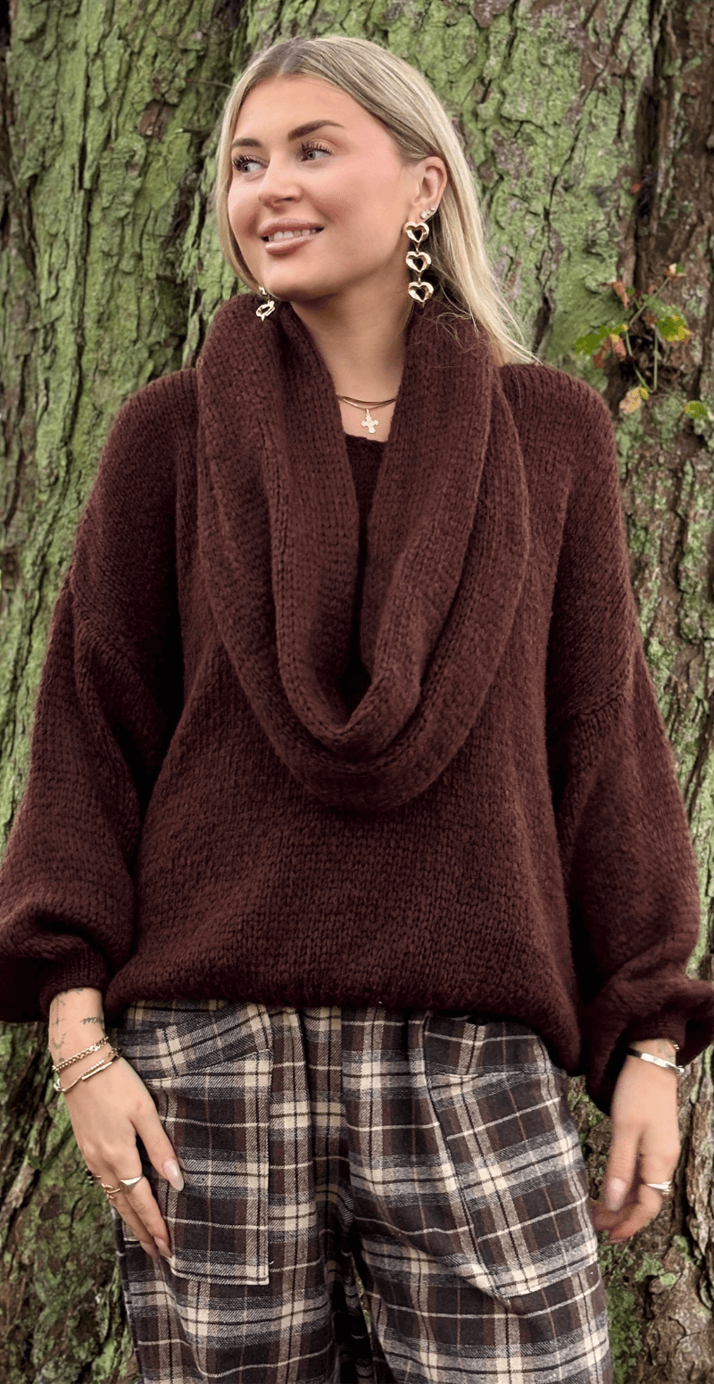 Lupita uldstrik med tørklæde brun LikeLondon