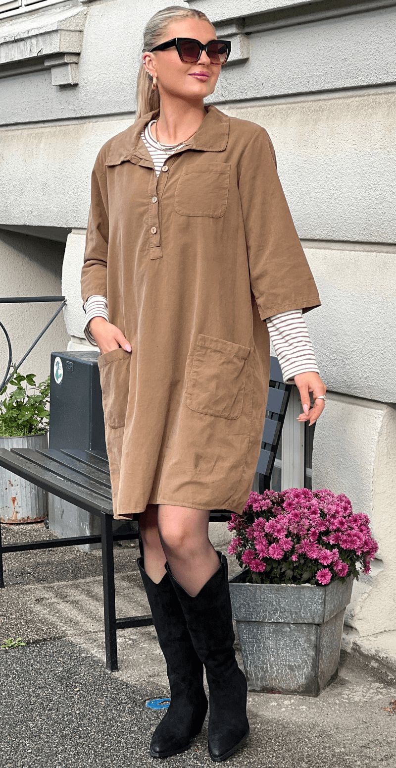 Patty kjole i fløjl med lommer camel LikeLondon