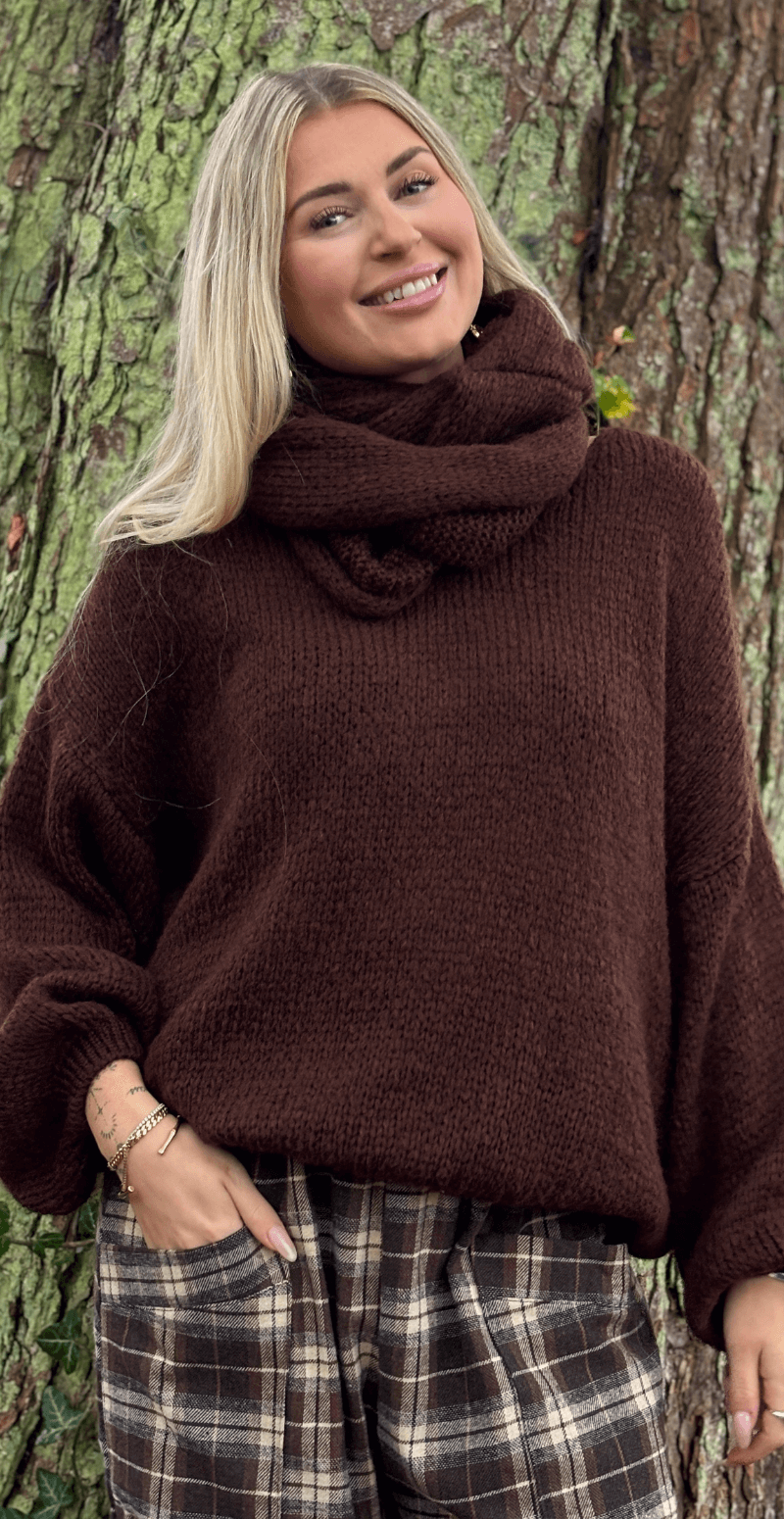 Lupita uldstrik med tørklæde brun LikeLondon