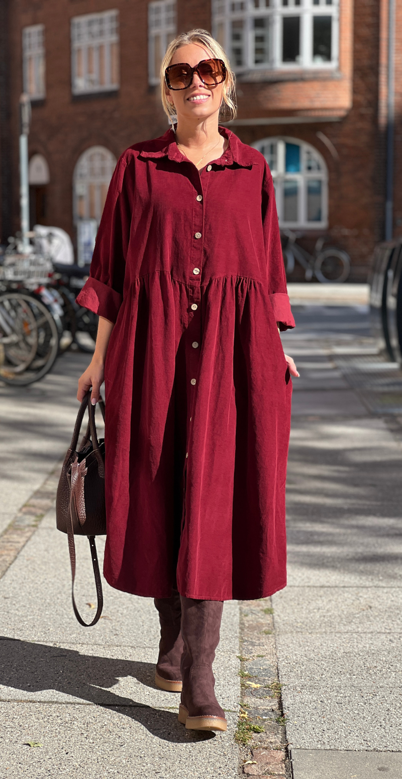 Benedikte fløjlskjole med rynker og knapper bordeaux LikeLondon