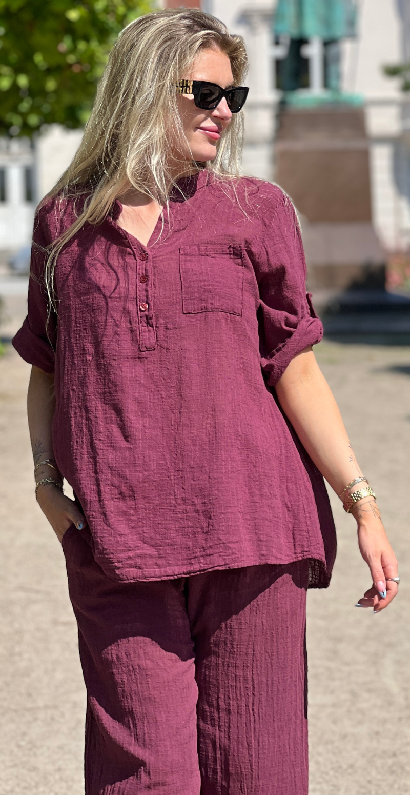 Karla ensfarvet hør bluse med stolpelukning bordeaux LikeLondon