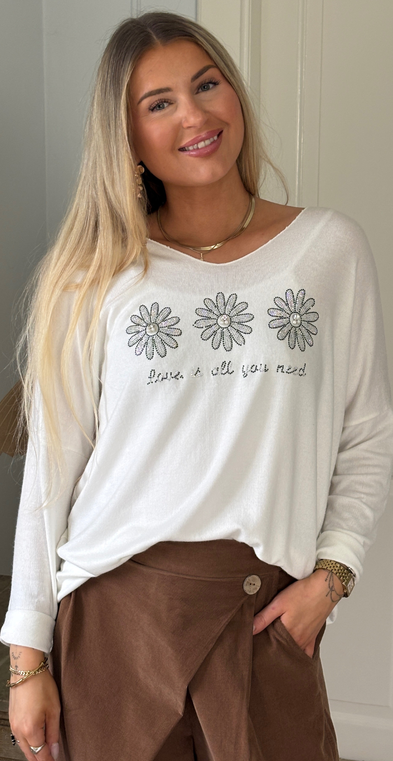 Tilda bluse med v-hals og 3 blomster med perler hvid LikeLondon