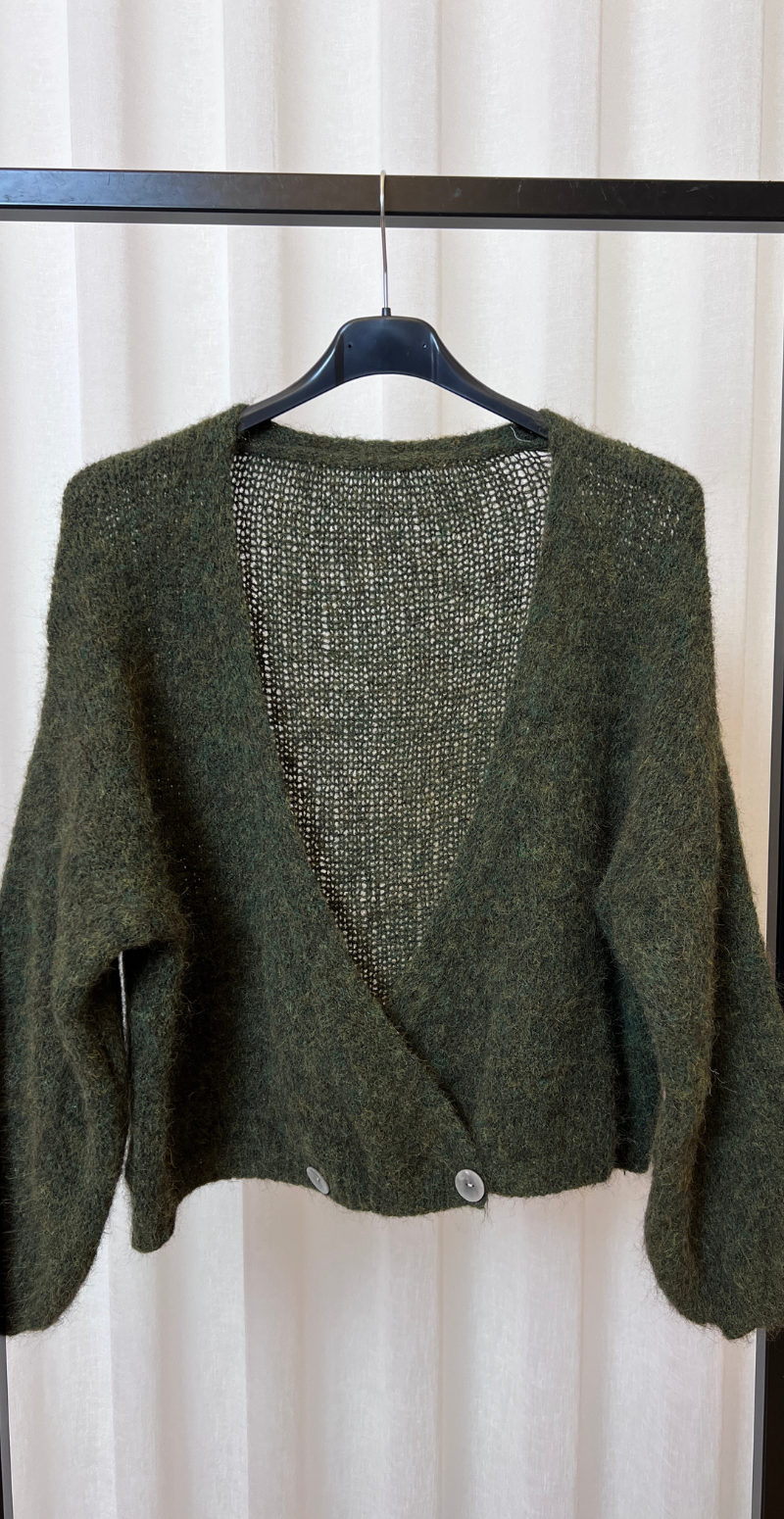 Kitty strikcardigan med wrapeffekt og knapper army LikeLondon