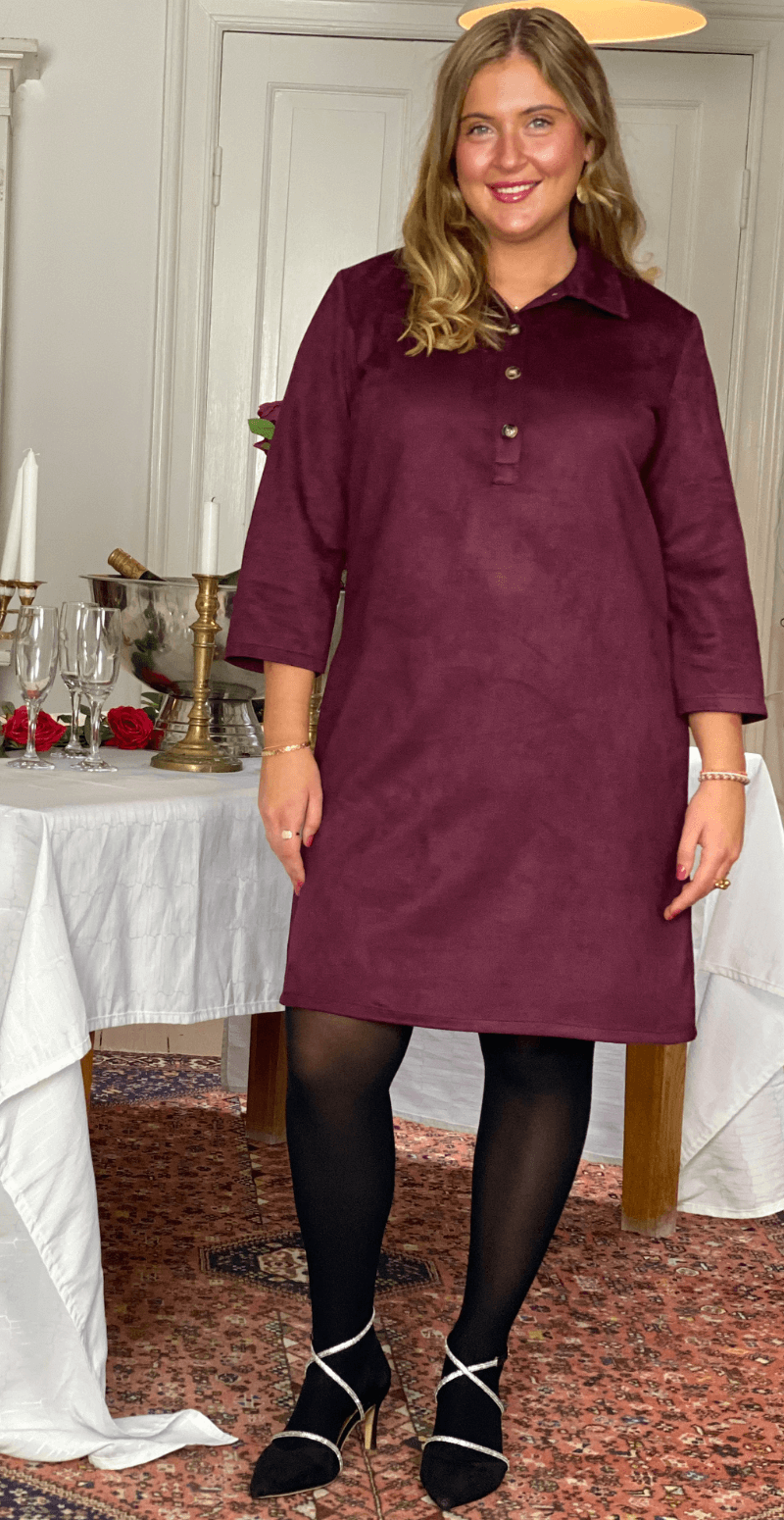 Hinna kjole i ruskinds look med stolpelukning wine LikeLondon