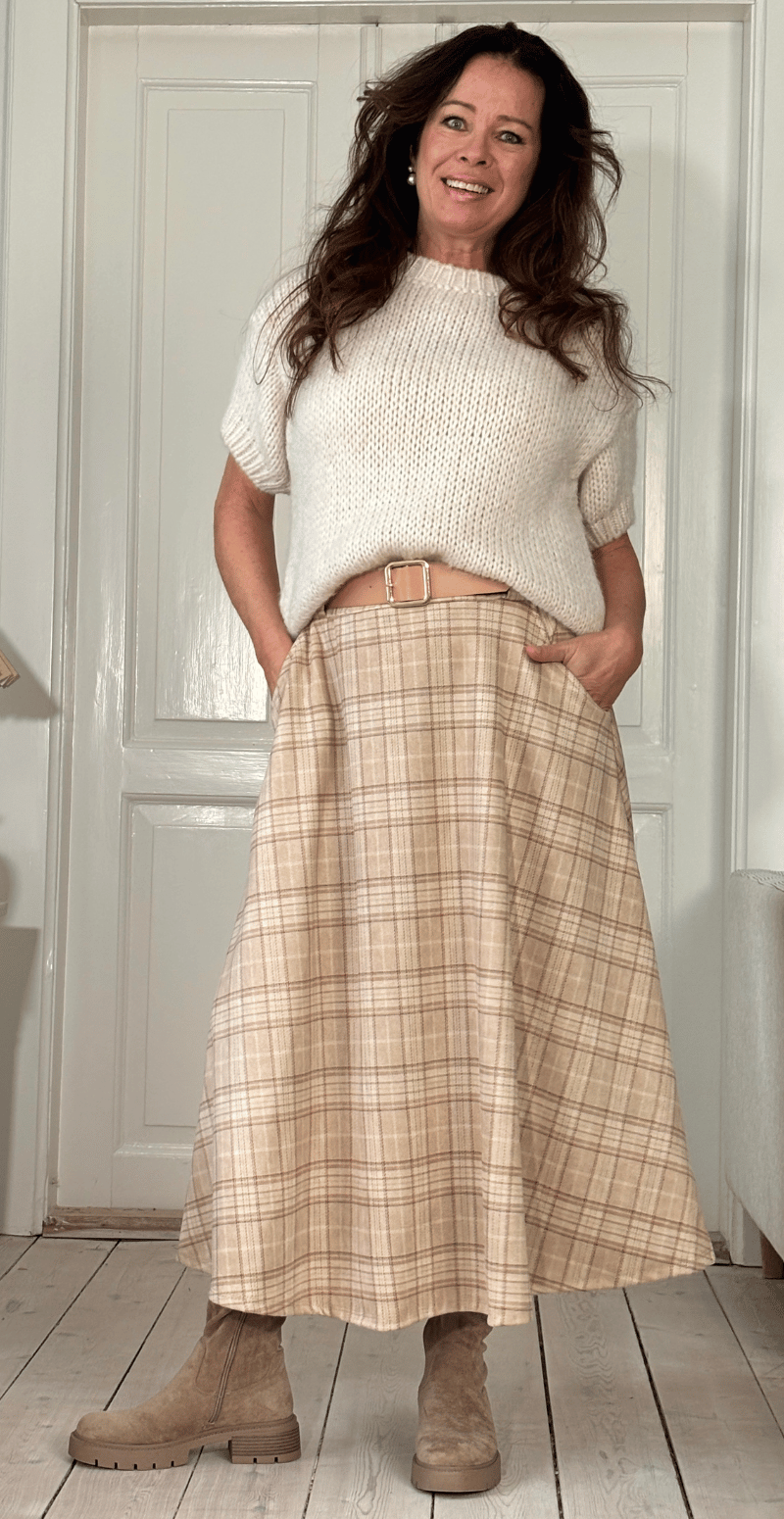 Zelda ternet nederdel med bælte og lommer sand LikeLondon