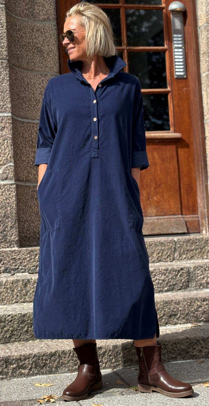 Maja fløjlskjole med stolpelukning og store lommer navy LikeLondon