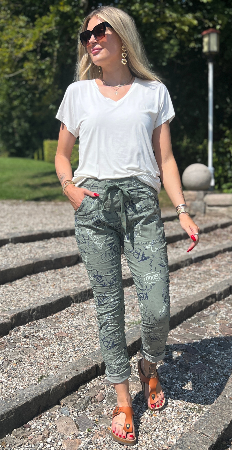 Mavis bukser med skrift khaki LikeLondon