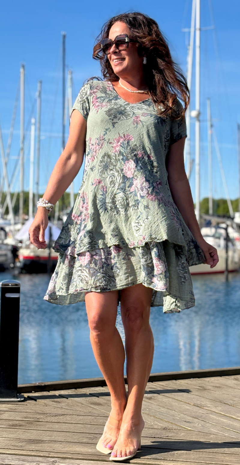 Simone kjole i 2 lag med blomsterprint khaki LikeLondon