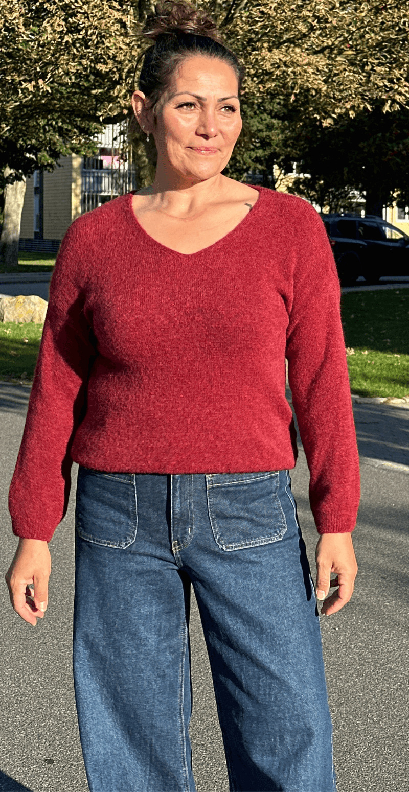 Cara uld strik med V-hals bordeaux LikeLondon By Christina