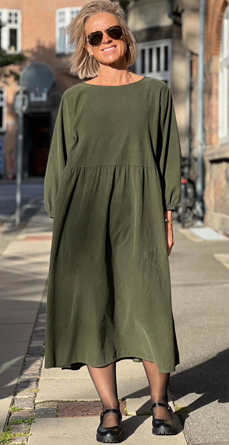 Babette fløjlskjole med lommer og 3/4 ærmer militare LikeLondon