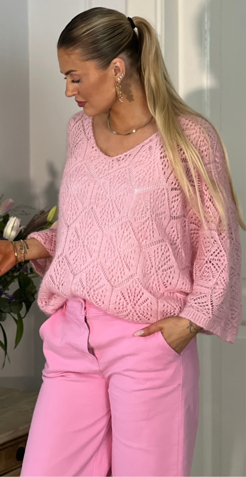 Gamma strikbluse med hulmønster rosa LikeLondon By Christina