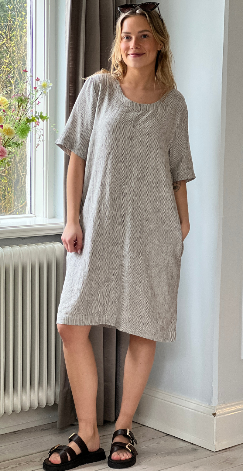 Lava hørkjole med lommer og knapdetalje coffee bean w. star off-white Freequent