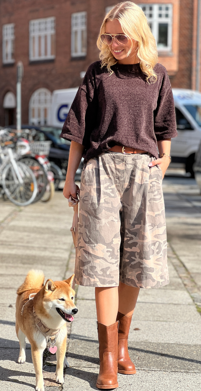 Emma bermuda shorts med camouflage og bælte fango LikeLondon