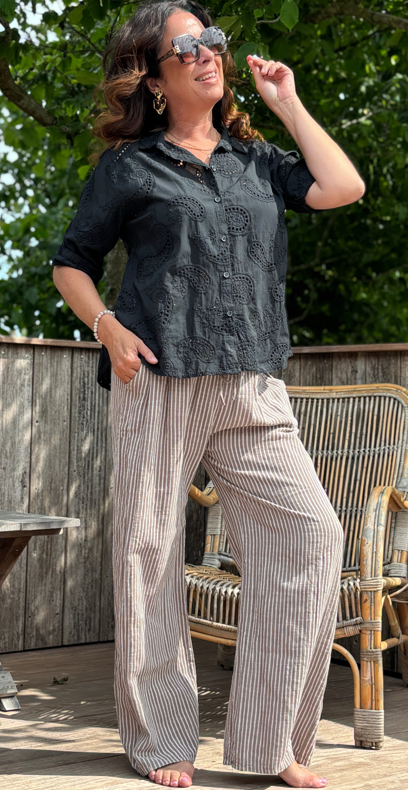 Isobel bluse med 3/4 ærmer og broderi anglaise sort LikeLondon