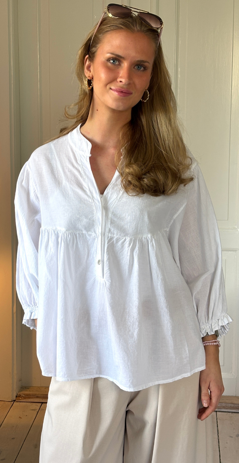 <b>Forudbestil uge 12</b>  Francie bluse med knapper og ballonærmer hvid LikeLondon