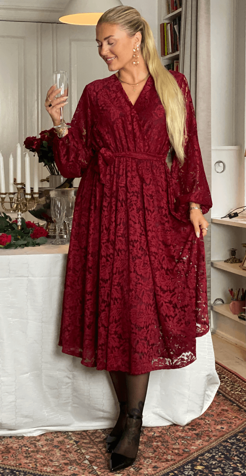 Desiree kjole med blonde og bindebånd bordeaux LikeLondon