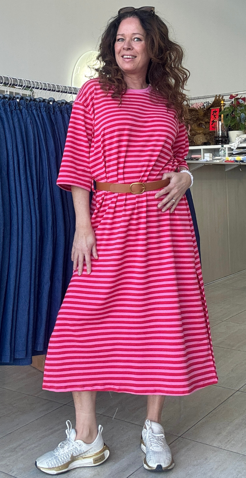 Zenia kjole med striber i pink/rød LikeLondon