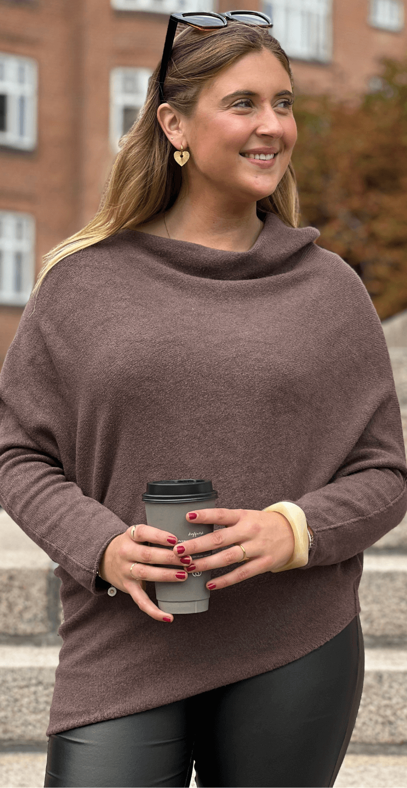 Mimi bluse med asymmetrisk snit i bunden brun LikeLondon