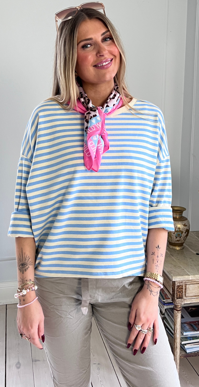 Zenia bluse i oversized pasform med striber lysblå/hvid LikeLondon
