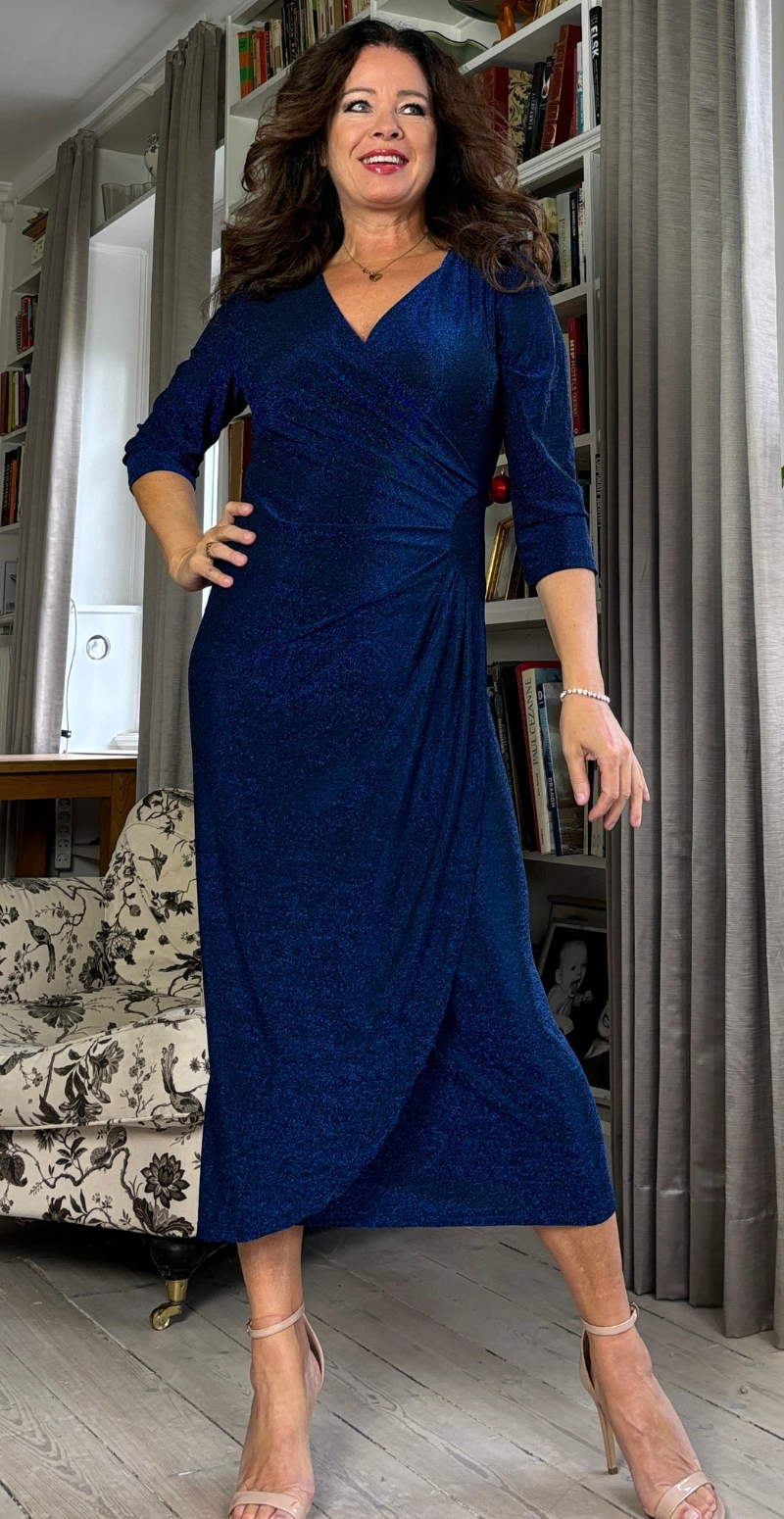 Gabriella lang glimmerkjole med wrap-effekt royalblue LikeLondon