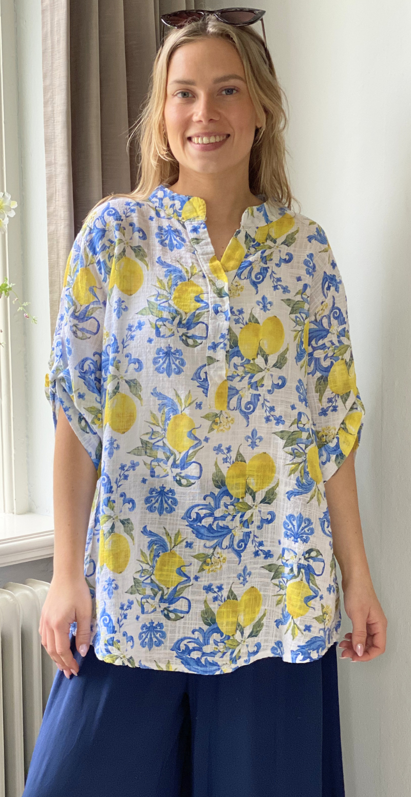 Rosella bluse med stolpelukning, citroner og blomster blå LikeLondon