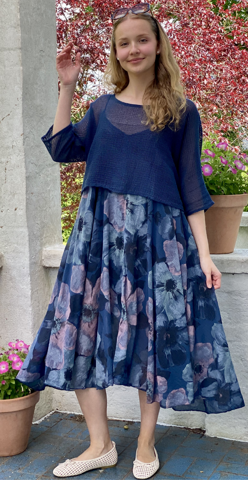 Ophelia kjole med blomsterprint og tynde stropper med tilhørende bluse navy LikeLondon