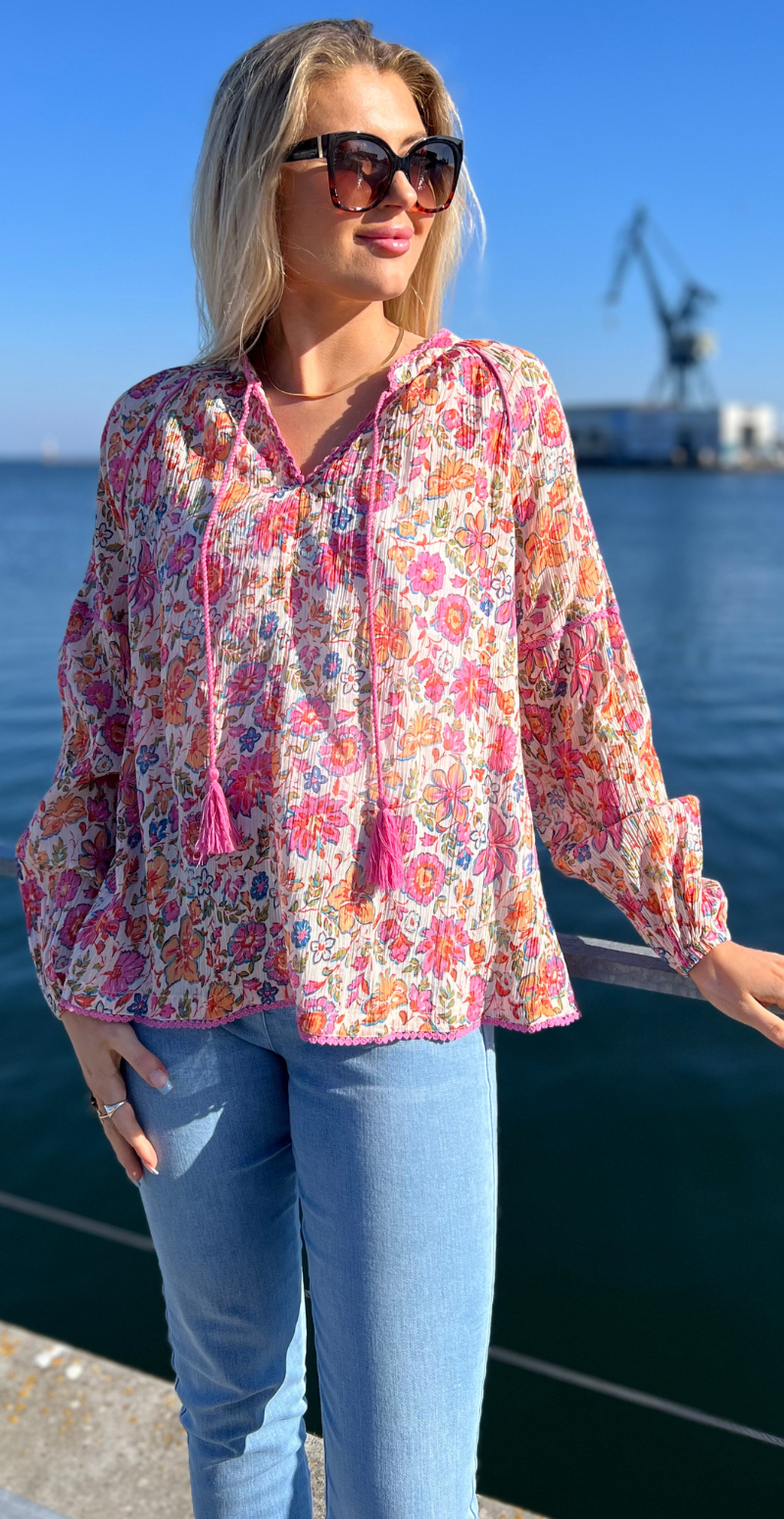 Carin bluse med blomsterprint og snøre Off-white w. Fuchsia Freequent