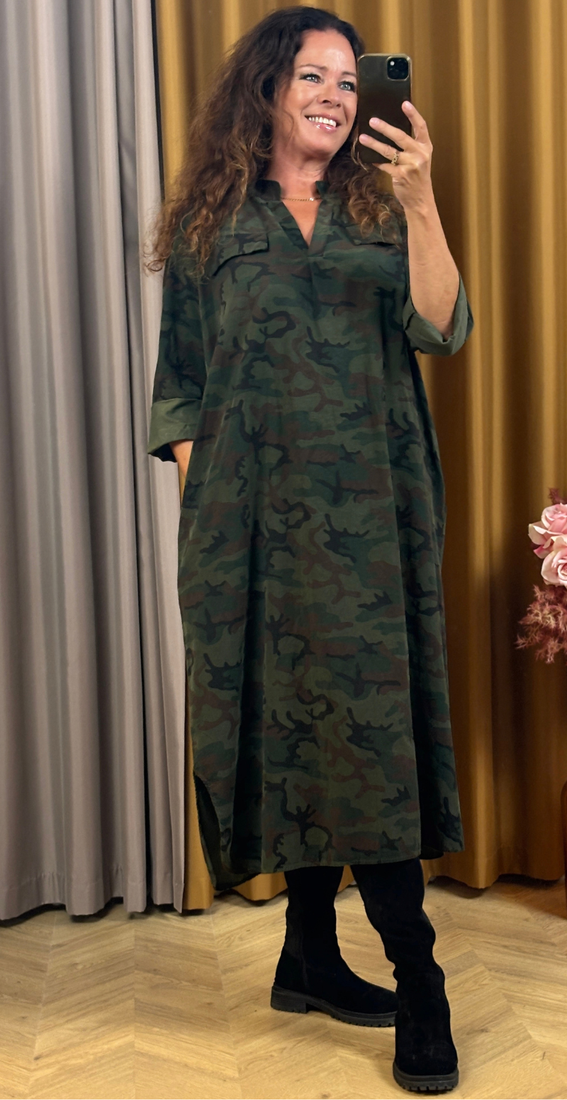 Augusta fløjlskjole med camouflage og lommer camouflage green LikeLondon