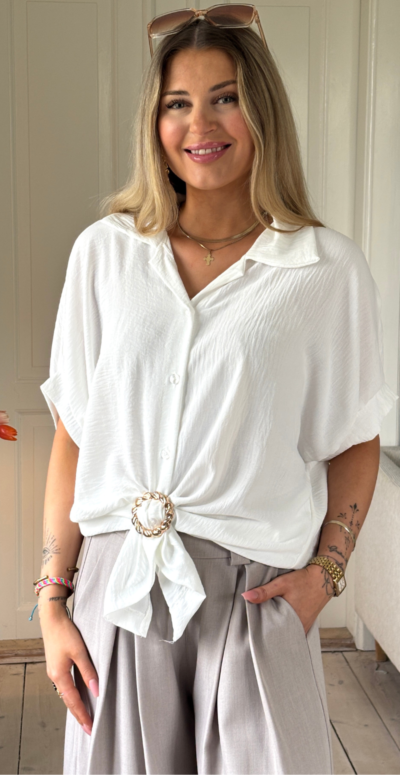 Barbara kortærmet skjortebluse med knudedetalje og spænde hvid LikeLondon