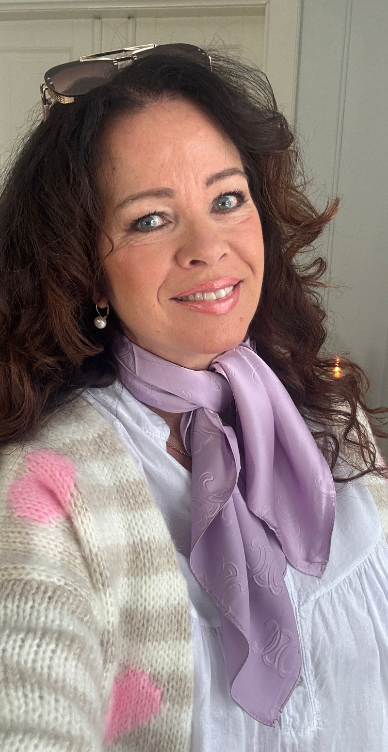 Silketørklæde med monogram mønster lilla LikeLondon