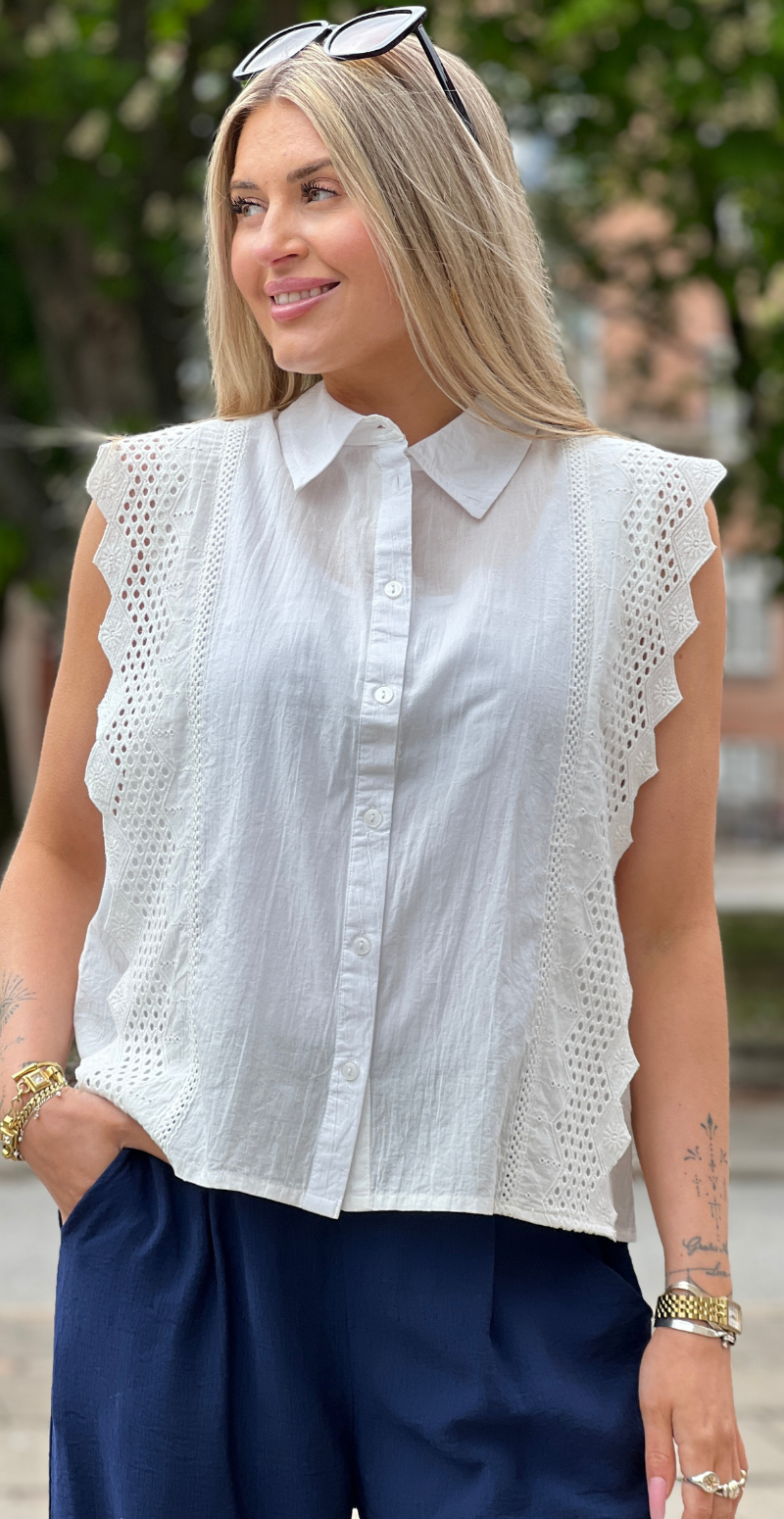 Bina bluse med broderi anglaise brilliant white Freequent