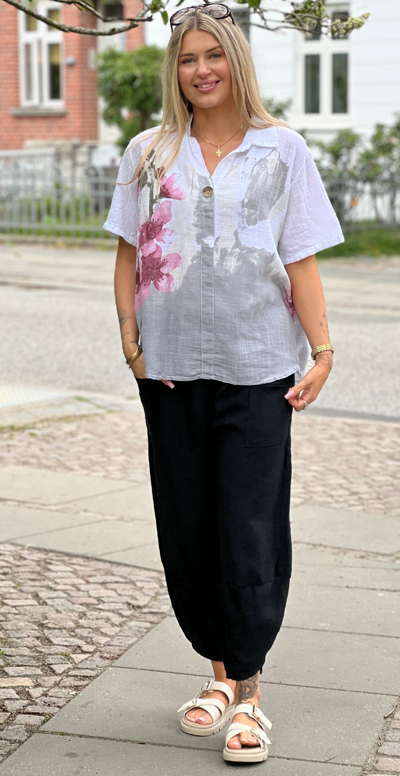 Gina bluse med blomsterprint og v-hals hvid LikeLondon